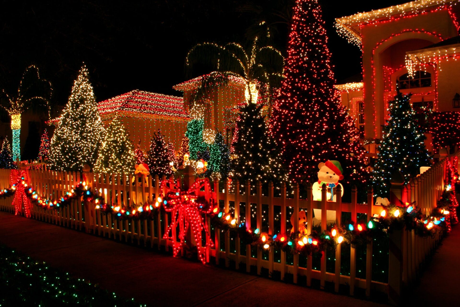 CHRISTMAS DECORATIONS IN CALABASAS CHRISTMAS