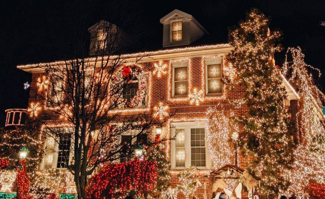 Discover Beautiful Houses Decorated for Christmas Near Me